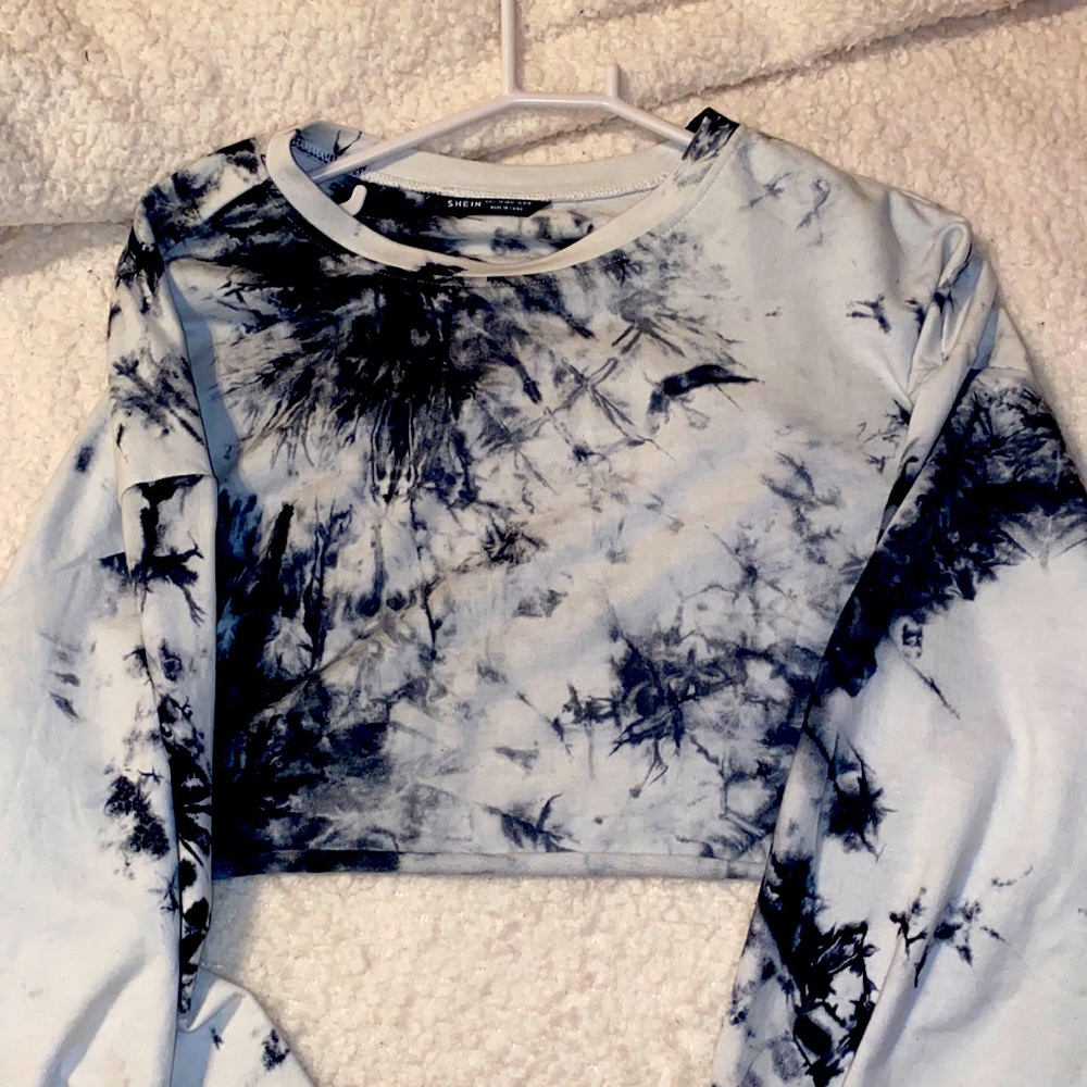 Im selling this TIE DYE DROP SHOULDER CROP TEE